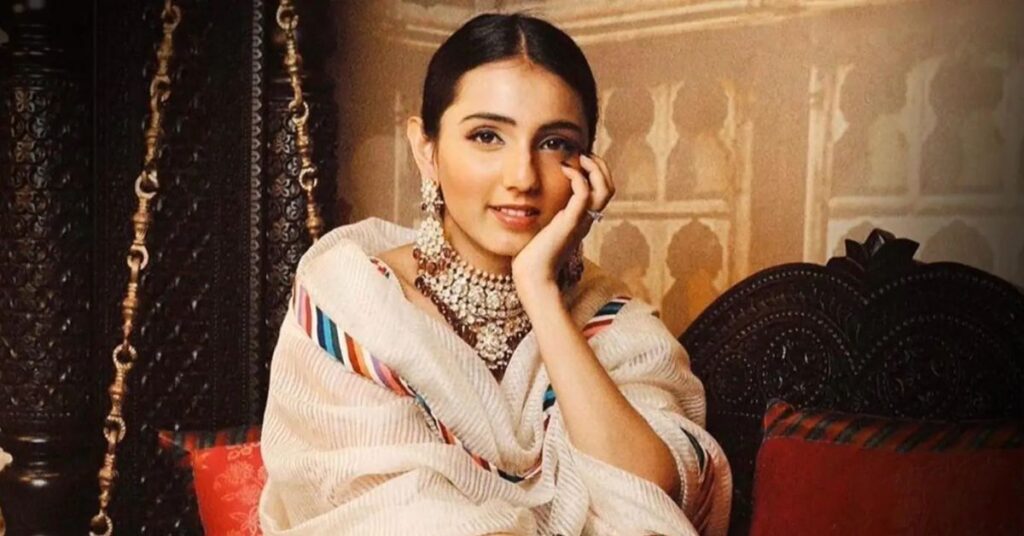 Masoom Minawala Early Life, Background & Education